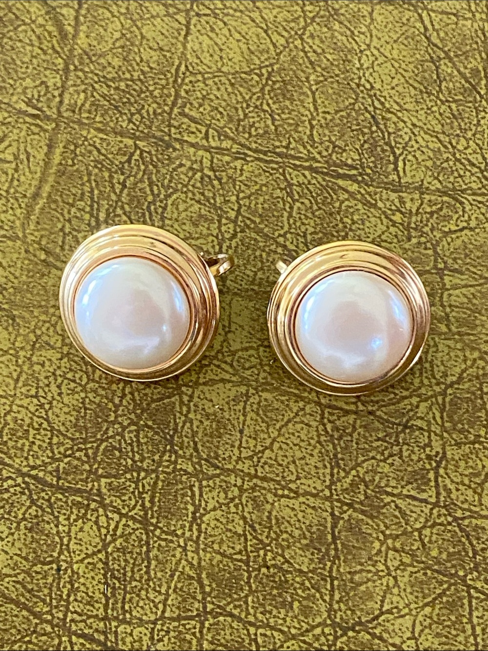 Vintage Gold and Pearl Round Stud clip Earrings